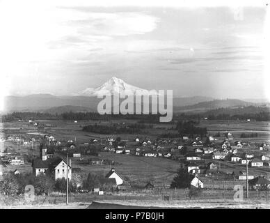 . Inglese: Monte Cofano da città non identificato sul Columbia River, probabilmente Oregon, ca. 1913 . Inglese: sul manicotto di negativo: Columbia. Mtns. Mt. Cappa, città in primo piano. Soggetti (LCTGM): Montagne--Oregon soggetti (LCSH): cofano, Monte (O) . circa 1913 58 Monte Cofano da città non identificato sul Columbia River, probabilmente Oregon, ca 1913 bar (127) Foto Stock