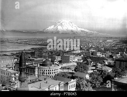 . Inglese: Mount Rainier, Tacoma, Washington, 1906 . Inglese: Guardando ad est dalla YMCA è un edificio situato al settimo san e D St . Didascalia sulla immagine: copyright A.H. Barnes 1906 soggetti (LCTGM): Montagne--Washington (stato) soggetti (LCSH): Rainier, Mount (Washington); Tacoma (Washington)--edifici, strutture, ecc. . 1906 58 Mount Rainier, Tacoma, Washington, 1906 bar (237) Foto Stock