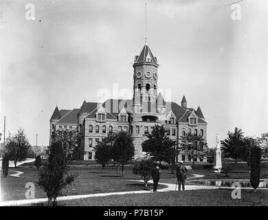 . Inglese: Old State Capitol Building, Olympia, Washington, ca. 1906 . Inglese: sul verso dell'immagine: Thurston County Court House come Old State Capitol Building. Costruito nel 1892 in pietra di Tenino nelle vicinanze, si trova su Franklin Street tra la Legione Modo e Settima Avenue. Esso è stato utilizzato come Thurston County Courthouse fino a circa 1900 quando divenne il Campidoglio. Essa è stata restaurata nel 1980 e ora ospita gli uffici del soprintendente della pubblica istruzione. Soggetti (LCTGM): strutture di governo--Washington (stato)--Olympia; Capitols--Washington (stato)--Olympia soggetti (LCSH): edifici pubblici Foto Stock