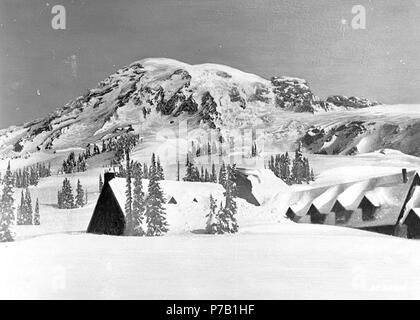 . Inglese: Paradise Inn e il Monte Rainier in inverno, Washington, ca. 1917 . Inglese: Mostra Paradise Inn sepolto sotto la nevicata . Sul manicotto del negativo: Mt. Tacoma. Paradise Inn e mtn. Inverno soggetti (LCTGM): Montagne--Washington (stato); Hotel--Washington (stato)--Mount Rainier National Park; neve--Washington (stato)--Il Parco Nazionale del Monte Rainier soggetti (LCSH): Rainier, Mount (Washington); Paradise Inn (Mount Rainier National Park, Washington) . circa 1917 62 Paradise Inn e il Monte Rainier in inverno, Washington, ca 1917 bar (157) Foto Stock