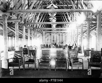 . Inglese: Paradise Inn lobby e il salotto principale, il Parco Nazionale del Monte Rainier, Washington, ca. 1917. Inglese: Mostra mobili rustici . Sul manicotto del negativo: Mt. Tacoma. Il paradiso. La stanza di seduta di Inn. Soggetti (LCTGM): Hotel--Washington (stato)--Mount Rainier National Park; atri--Washington (stato)--Mount Rainier National Park; camini--Washington (stato)--Mount Rainier National Park; lampadari soggetti (LCSH): Paradise Inn (Mount Rainier National Park, Washington) . circa 1917 62 Paradise Inn lobby e il salotto principale, il Parco Nazionale del Monte Rainier, Washington, ca 1917 bar (297) Foto Stock