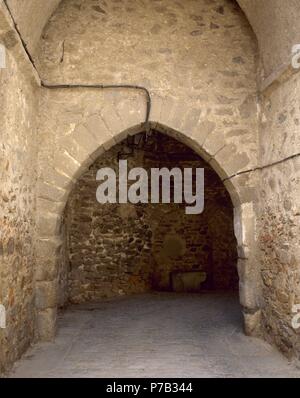 Spagna. Comunità di Madrid. Buitrago del Lozoya. Arco a sesto acuto della Torre dell'Orologio, appartenenti alle pareti della città. Foto Stock