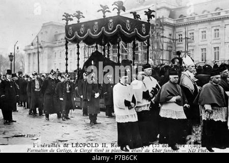 Inglese: vecchia cartolina 1909, la morte del Re Leopoldo II del Belgio; il funerale escort piombo dal Cardinal Mercier. Français : Carte postale de 1909. Le corteo funèbre du Roi Léopold II sous la conduite du Cardinal Mercier. 1909 76 solenni funerali di Re Foto Stock