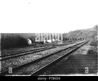 . Inglese: Spokane, Portland & Seattle binari ferroviari a Colombo sbarco sulla sponda nord del fiume Columbia vicino a Maryhill guardando ad ovest, Washington, n.d. Inglese: Mostra del Monte Cofano in background. I binari della ferrovia sono probabilmente quelli della Spokane, Portland e Seattle ora ferroviaria la Burlington Northern . Sul manicotto del negativo: Mtn. Dalla stazione ferroviaria, piccolo villaggio in soggetti in primo piano (LCTGM): i binari della ferrovia--Washington (stato) soggetti (LCSH): Maryhill (Washington)--edifici, strutture ecc.; Spokane, Portland, Seattle Railway . Data sconosciuta 76 Spokane, Portland &AMP; Seattle binari ferroviari a Columbu Foto Stock