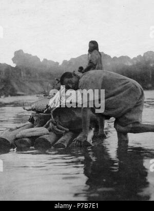 200 Rio Maniqui, nordöstra Bolivia. Chimanefamilj flyttar med sitt bohag - SMVK - 005666 Foto Stock