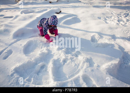 Ragazza fa di angelo di neve Foto Stock