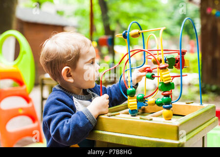 Capretto piccolo ragazzo gioca Foto Stock