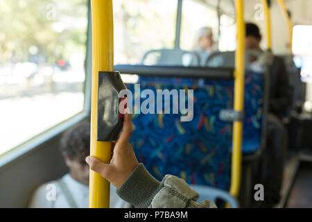 Persona mano premendo il pulsante sul polo Foto Stock