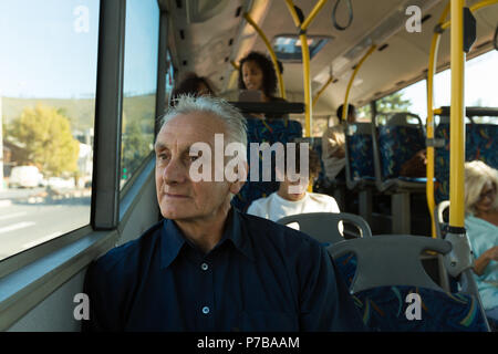 Senior uomo in viaggio in bus Foto Stock