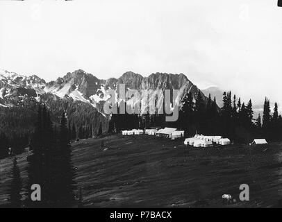 . Inglese: John Reese's hotel tenda accampamento noto come campo di nuvole, Alta Vista, superiore Paradise Valley, il Parco Nazionale del Monte Rainier, Washington, 1910. Inglese: sul manicotto di negativo: la mattina presto. Tempesta chiarimento. Soggetti (LCTGM): tende--Washington (stato)--Mount Rainier National Park; valli--Washington (stato) soggetti (LCSH): camping, strutture, ecc.--Washington (stato)--Mount Rainier National Park; Camp delle nuvole (Washington); Paradise Valley (Contea di Lewis e Pierce County, Washington); Mount Rainier National Park (Washington) . 1910 47 John Reese's hotel tenda accampamento noto come campo di CLO Foto Stock