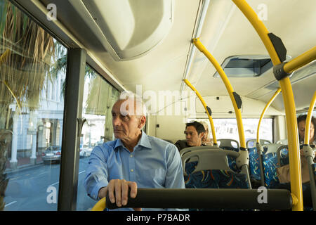 Senior uomo in viaggio in bus Foto Stock