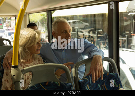 Coppia senior in viaggio in bus Foto Stock
