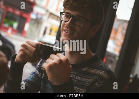 Uomo di caffè nella caffetteria Foto Stock