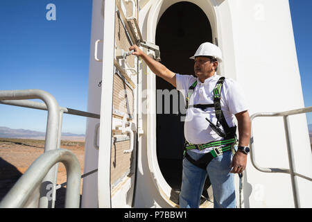 Ingegnere chiudendo la porta di un mulino a vento ingresso Foto Stock