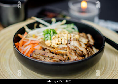 Vermicelli di riso servito con ben grigliate di carne di maiale e salsa di pesce è un delizioso vietnamita cibo tradizionale. Foto Stock