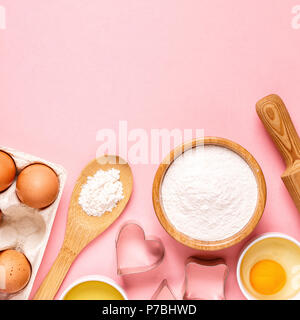 Ingredienti e utensili per la cottura su uno sfondo color pastello, vista dall'alto. Foto Stock