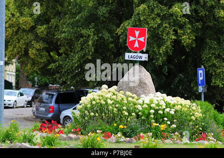 Lagow stemma montato su roccia circondato da fiori. Lagow, Lubusz Terra, Lubusz Voivodato o Lubuskie Provincia, Polonia, Europa Giugno 2018 Foto Stock