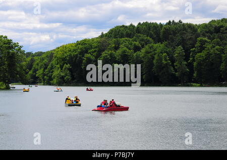 Persone in pedalò e canoe a Lagower vedere il lago, Lagow, Lubusz Terra, Lubusz Voivodato o Lubuskie Provincia, Polonia, Europa Giugno 2018 Foto Stock