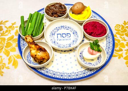 Un tradizionale Pesach (Pasqua ebraica holiday) piastra con il nome di vacanza in ebraico e in inglese. Matzo e Pesach celebrazione del concetto. Seder Pasquale Foto Stock