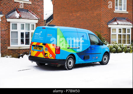 Bury St Edmunds, Regno Unito - 1 Marzo 2018: un british gas riparazione van al di fuori di una casa moderna in Moreton Hall in un giorno di neve. Foto Stock