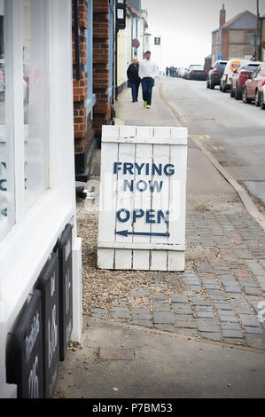 Southwold, Regno Unito - 25 Marzo 2018: un cartello stradale per il tempo di frittura in un pesce e chip shop in una città di mare in Suffolk Foto Stock