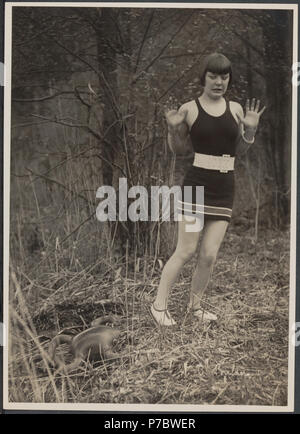 Inglese: Truus van Aalten (Dutch film attrice, 1910-1999) incontra una rana fasullo. 18 x 13 cm. 1920s 60 Truus van Aalten - Alexander Binder - OCCHIO UFT168389 Foto Stock