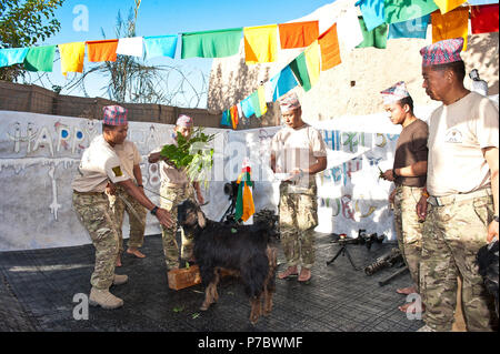 2 Royal Gurkha Fucili a celebrare la festa indù Dashain soldati nepalesi da 'B' Company, 2 Royal Gurkha fucili reggimento dell'esercito britannico, spruzzare acqua santa prima di sacrificare una capra durante il festival di Dashain in Lashkar Gah distretto, provincia di Helmand, Sett. 24. Dashain, un 15-giorno indù Nepalese nazionale e religiosa-festival, ed è il paese della più lunga e la più promettente festival. Dashain commemora le vittorie della dea Durga oltre il demone Mahisasur, dea Durga è adorato in tutto il Nepal come la divina madre dea. Foto Stock