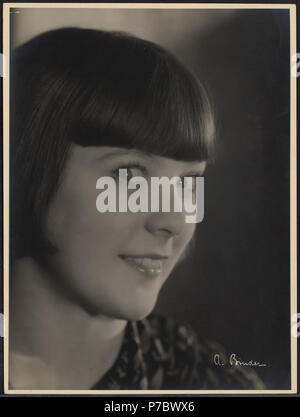 Inglese: Truus van Aalten (Dutch film attrice, 1910-1999) sorridente visto da destra. 24 x 18 cm. 1920s 60 Truus van Aalten - Alexander Binder - OCCHIO UFT168483 Foto Stock