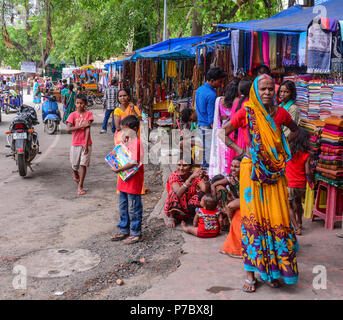 Bodhgaya,, India - 9 luglio 2015. La popolazione locale in abiti colorati sulla strada di Bodhgaya,, India. Bodhgaya, è il più venerato di tutti i buddisti siti sacri Foto Stock