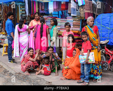 Bodhgaya,, India - 9 luglio 2015. La popolazione locale in abiti colorati sulla strada di Bodhgaya,, India. Bodhgaya, è il più venerato di tutti i buddisti siti sacri Foto Stock