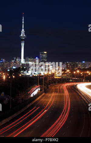 Sky Tower e traffico sull'autostrada di Auckland di notte ad Auckland, Nuova Zelanda Foto Stock