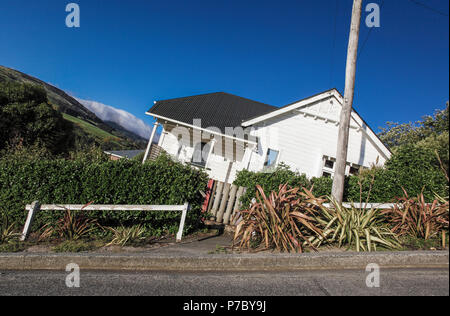 Telecamera inclinata per mostrare vista insolita di Baldwin Street, Dunedin, una delle strade più ripide del mondo Foto Stock