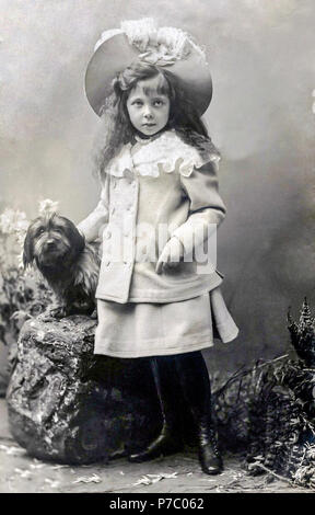 Inglese: la Principessa Elisabetta di Hesse con un bassotto . circa 1901 65 Principessa Elisabetta di Hesse 5 Foto Stock