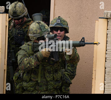 180703-O-N0842-3005 Camp Pendleton, California (3 luglio 2018) i membri del canadese del secondo battaglione Royal 22e Régiment sicuro di un edificio nella città di combattimento chilo-2 durante la Biennale Rim del Pacifico (RIMPAC) su Marine Corps base Camp Pendleton, 3 luglio. Venticinque nazioni, 46 navi, cinque sommergibili, circa 200 aerei, e 25.000 personale partecipano RIMPAC dal 27 giugno al 2 agosto in e intorno alle Isole Hawaii e la California del Sud. Il più grande del mondo marittimo internazionale esercitazione RIMPAC offre una singolare opportunità di formazione promuovendo e sostenendo la cooperativa relationsh Foto Stock