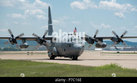 Membri del Kentucky Air National Guard's 123Airlift Wing ritorno alla loro casa base a Louisville, KY., 4 luglio 2018, dopo aver completato un periodo di quattro mesi di distribuzione per la zona del Golfo Persico a sostegno di funzionamento inerenti a risolvere. Il aviatori, che è arrivato a bordo del Kentucky Air Guard C-130 Hercules aeromobili, azionato da un riservate air base mentre truppe volanti e del carico attraverso gli Stati Uniti Comando centrale area di responsabilità. (U.S. Air National Guard foto di Lt. Col. Dale Greer) Foto Stock