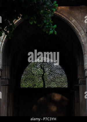 Sidi famosa moschea Saiyyed jali - pietra della struttura a reticolo in windows in Ahmedabad - città patrimonio dell'umanità di Gujarat, India con rami di albero aggiunta al telaio Foto Stock