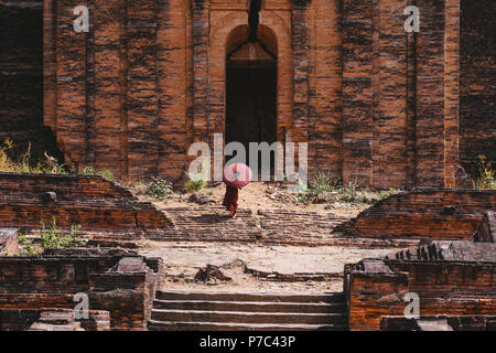 Un po' di Monaco in una vecchia pagoda di Mingun, Myanmar. Foto Stock