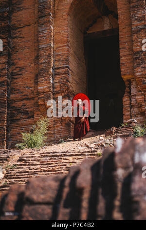 Un po' di Monaco in una vecchia pagoda di Mingun, Myanmar. Foto Stock