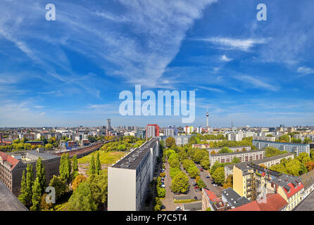 A Berlino Est da Sopra: vista panoramica su edifici moderni, la torre della televisione sulla piazza Alexanderplatz e dello skyline della città in estate Foto Stock