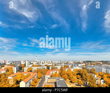 A Berlino Est da sopra: edifici moderni, la torre della televisione sulla piazza Alexanderplatz e dello skyline della città su un luminoso giorno in autunno Foto Stock