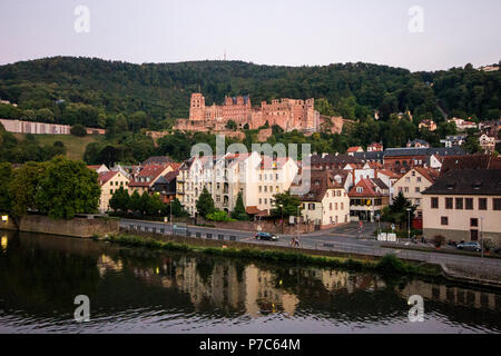 Heidelberg, Germania. Panorama del centro storico (Altstadt), con il castello di Heidelberg (Heidelberger Schloss) in background e il fiume Neckar in Foto Stock