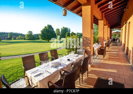 Il ristorante sulla terrazza all'aperto sul golf club Le Fonti di Castel San Pietro Terme, Italia Foto Stock