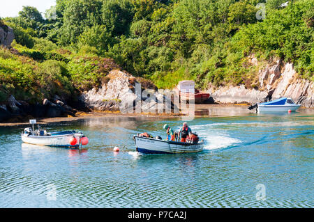 Aragosta e granchio il ritorno dei pescatori a Lackbeg porto vicino Burtonport, County Donegal, Irlanda su un giorno d'estate. Foto Stock