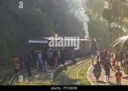 OOTY, Tamil Nadu, India, 20 marzo 2015 : Nilgiri ferrovia di montagna. Treno Blu. Patrimonio Unesco. A scartamento ridotto. Un sacco di gente del posto la gente sulla stazione ferroviaria Foto Stock