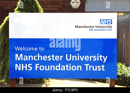 Un segno per il Manchester University NHS Foundation Trust a Trafford General Hospital di Manchester, precedentemente noto come Park Hospital, dove il NHS è stato avviato 70 anni fa dall'allora segretario della salute Aneurin Bevan. Foto Stock