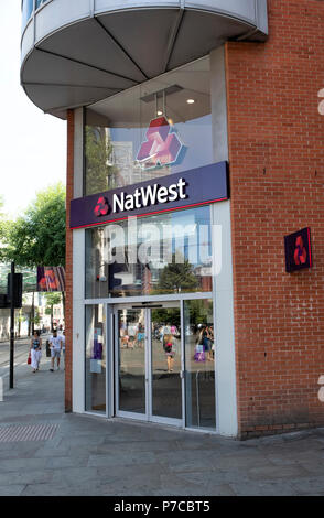 L'esterno di una moderna branca della NatWest Bank in Manchester, Regno Unito Foto Stock