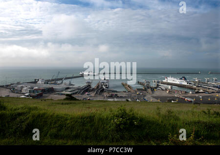 Porto di coprire fotografata dalle bianche scogliere di Dover. Il Porto di Dover è la croce-porto canale si trova a Dover, Kent, sud-est dell'Inghilterra. Esso Foto Stock