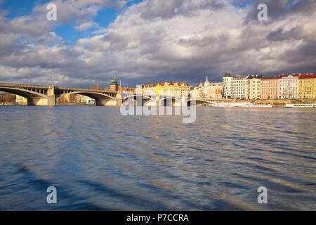 Vista sul panorama di Praga con Jirasek ponte dopo la pioggia.i ponti di Praga arching sul fiume Vltava non solo sono di vitale importanza di collegamento tra le maglie, ma un Foto Stock