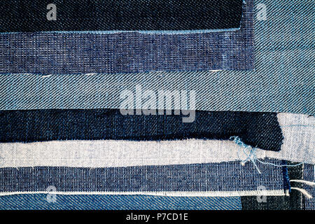 Abstract differenti jeans strappati strisce sullo sfondo di texture. Jeans texture. Jeans rigato sfondo. Jeans Denim texture. Foto Stock