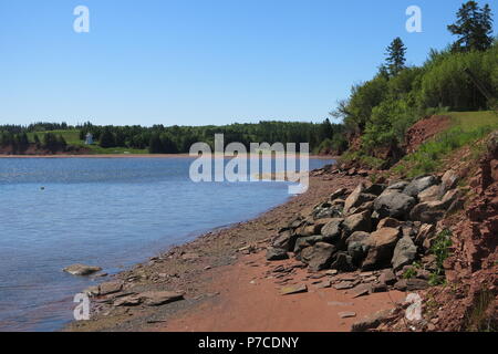 Scenario mozzafiato su una perfetta giornata estiva lungo la fascia costiera di auto a sud di Porto Charlottetown a Rocky Point, Prince Edward Island, Canada Foto Stock